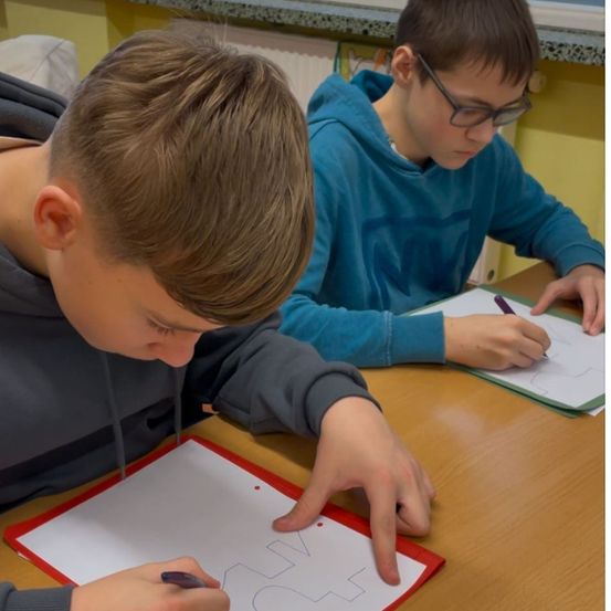 Bild enthält, Boy, Child, Male, Person, Student, Pen, Face, Head, Writing