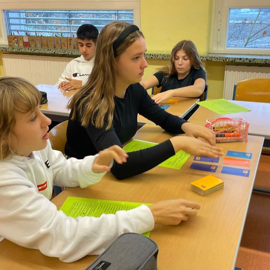 Bild enthält, Person, Student, Female, Girl, Teen, Boy, Male, Face, Head