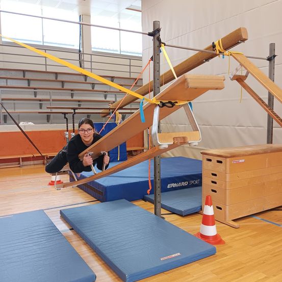 Bild enthält, Fitness, Pilates, Sport, Working Out, Accessories, Glasses, Person, Sword, Weapon