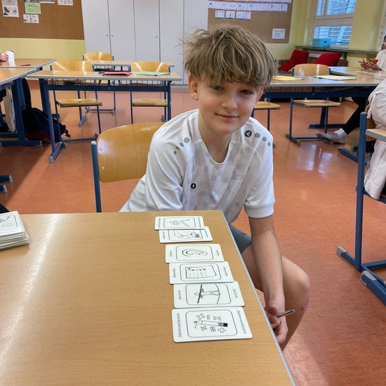 Bild enthält, Boy, Child, Male, Person, Text, Number, Symbol, Student, Head, Table