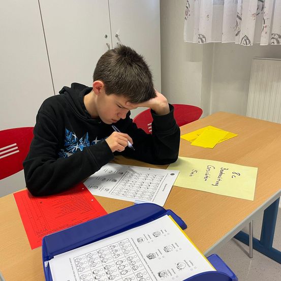 Bild enthält, Person, Student, Boy, Child, Male, Text, Pen, Head