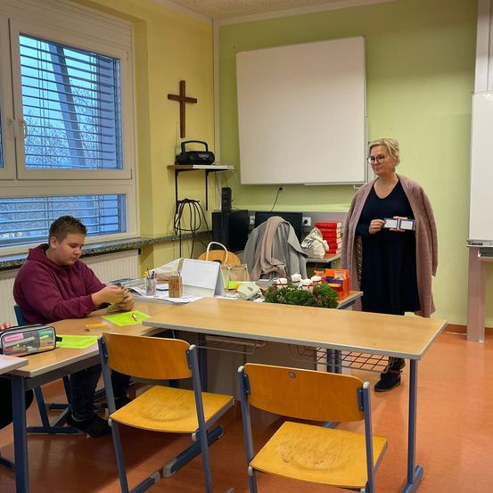 Bild enthält, People, Person, Boy, Child, Male, Adult, Man, White Board, Chair, Coat