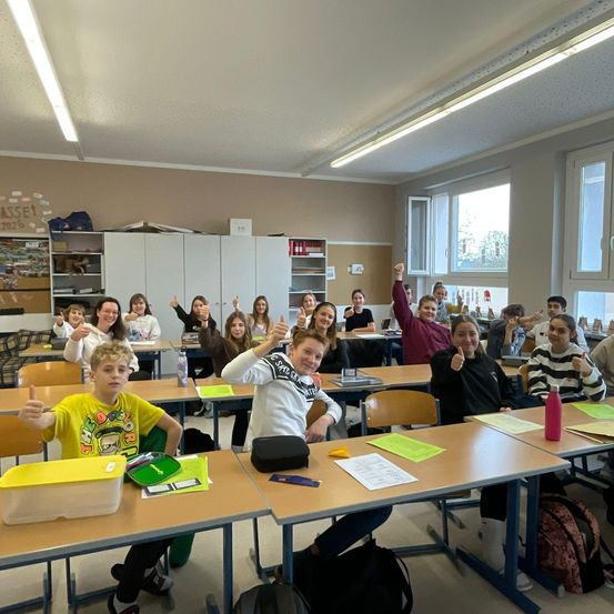 Bild enthält, Person, Student, People, Boy, Child, Male, Adult, Female, Woman, College