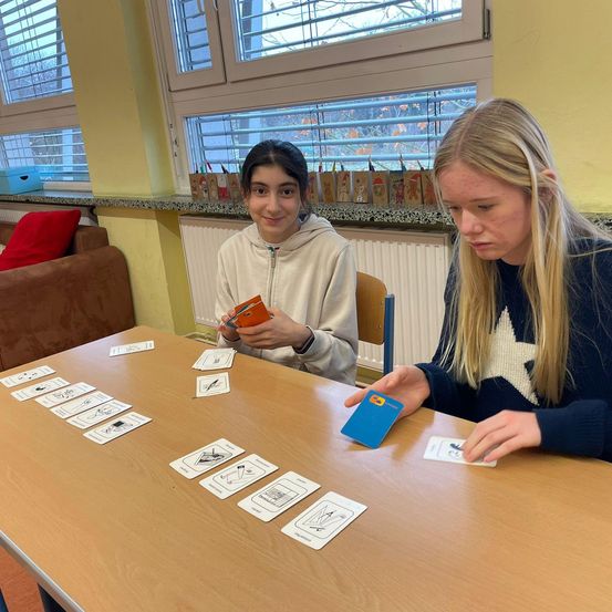 Bild enthält, Text, Adult, Female, Person, Woman, Girl, Teen, Face, Head, Couch