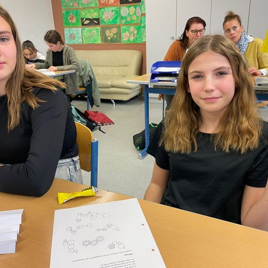 Bild enthält, Person, Student, Adult, Female, Woman, Face, Head, Footwear, Shoe, Text