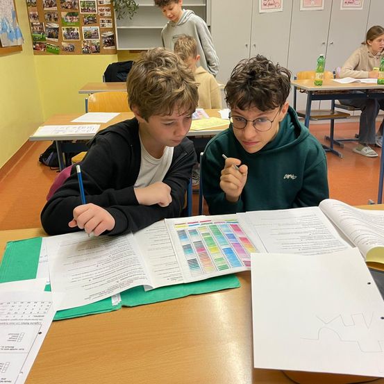 Bild enthält, Person, Student, Boy, Child, Male, Text, Document, Face, Head