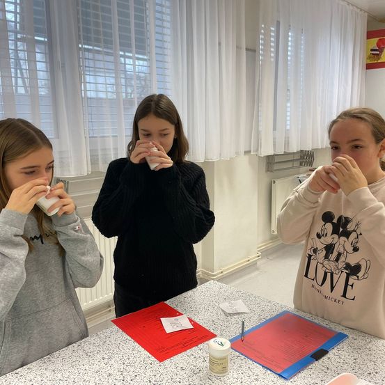 Bild enthält, Person, Beverage, Head, Face, Cup, Disposable Cup, Alcohol, Drinking, Drinking Alcohol