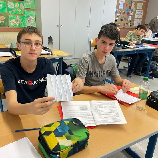 Bild enthält, Person, Student, Boy, Male, Teen, Face, Head, Text, Pen