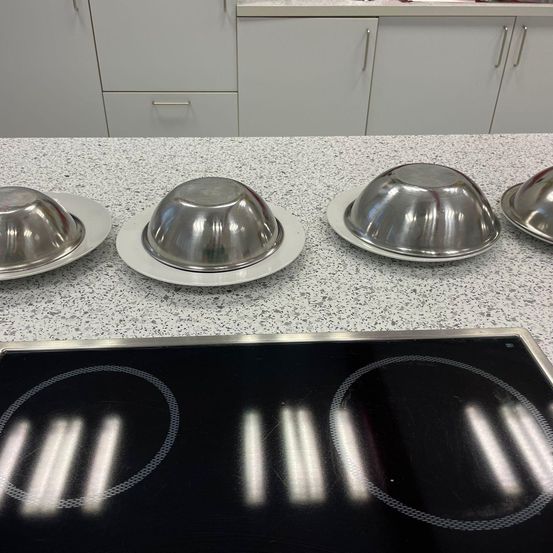 Bild enthält, Cooktop, Indoors, Kitchen, Plate