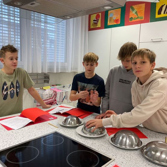 Bild enthält, Person, Student, Boy, Male, Teen, Indoors, Kitchen, Cooktop