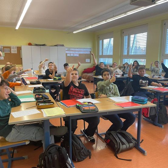 Bild enthält, Person, Student, School, Glasses, Classroom, Boy, Child, Male, College, Face