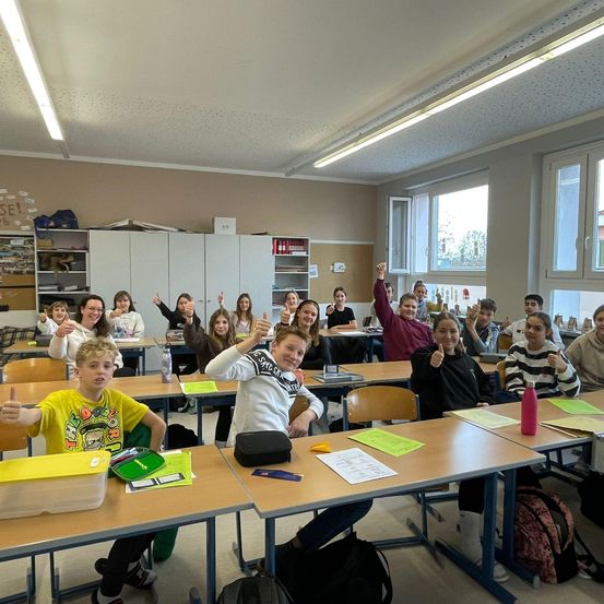 Bild enthält, People, Person, Student, Boy, Child, Male, Adult, Female, Woman, College