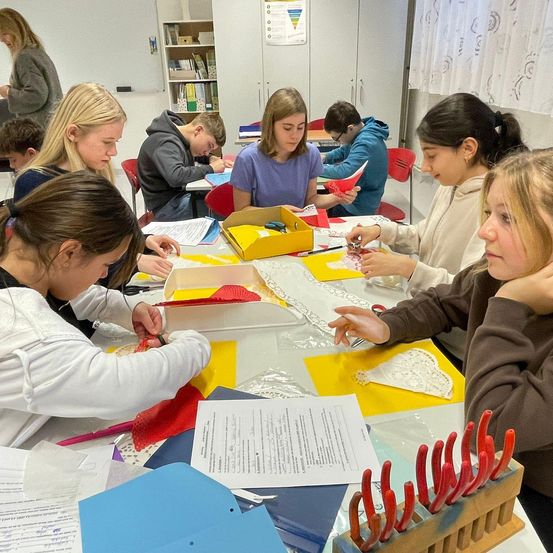 Bild enthält, Person, Student, Adult, Female, Woman, Boy, Child, Male, Text, Face