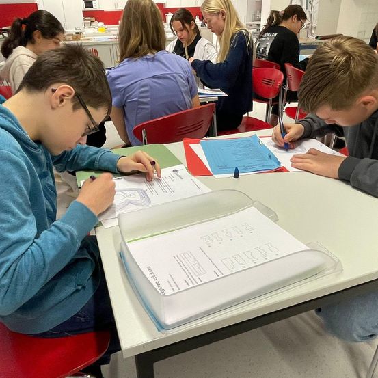 Bild enthält, Person, Student, Boy, Male, Teen, Adult, Female, Woman, Text, Face