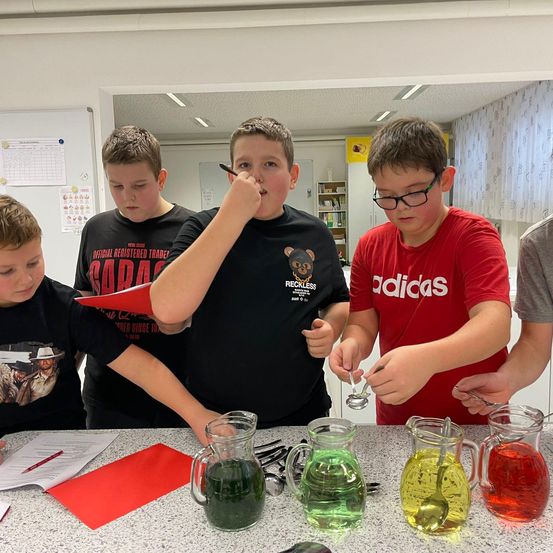 Bild enthält, Boy, Male, Person, Teen, Child, Student, Face, Head, Pen, Laboratory