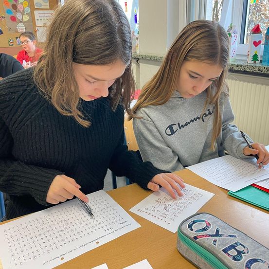 Bild enthält, Person, Student, Female, Girl, Teen, Text, Pen, Face, Head, Writing