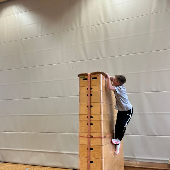 Bild enthält, Person, Crowd, Indoors, Interior Design, Wood, Audience