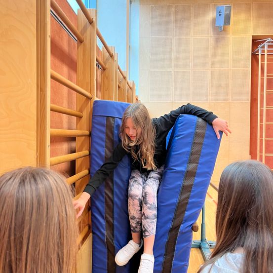 Bild enthält, Person, Furniture, Clothing, Footwear, Shoe, Face, Head