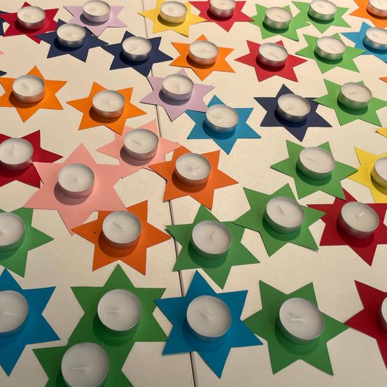 Bild enthält, People, Person, Sphere, Art, Symbol, Candle, Star Symbol