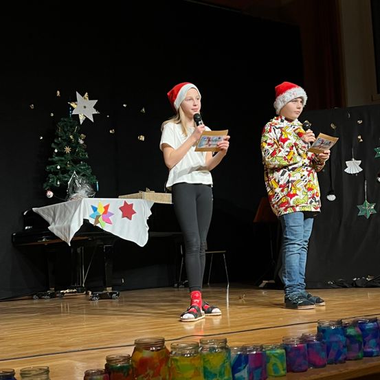 Bild enthält, Adult, Female, Person, Woman, Footwear, Shoe, Hat, Performer, Face, Musician