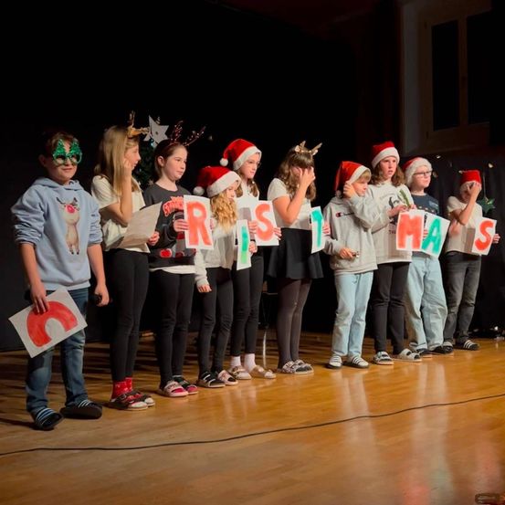 Bild enthält, Skirt, Person, Boy, Child, Male, Adult, Female, Woman, People, Groupshot