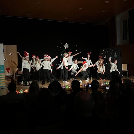 Bild enthält, People, Person, Adult, Female, Woman, Stage, Group Performance, Dancing, Face, Chair