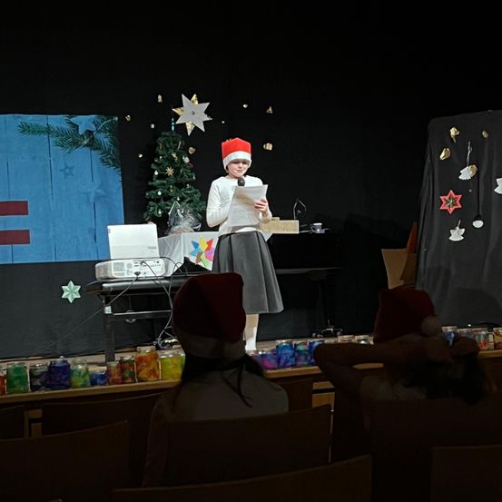 Bild enthält, Adult, Female, Person, Woman, Clothing, Hat, Festival, Christmas, Bag, Handbag