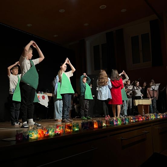 Bild enthält, Stage, People, Person, Urban, Dancing, Celebrating, Clothing, Coat, Shoe, Pants