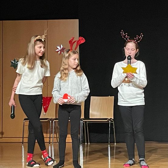 Bild enthält, Person, Dancing, Leisure Activities, Clothing, Footwear, Shoe, Face, Head