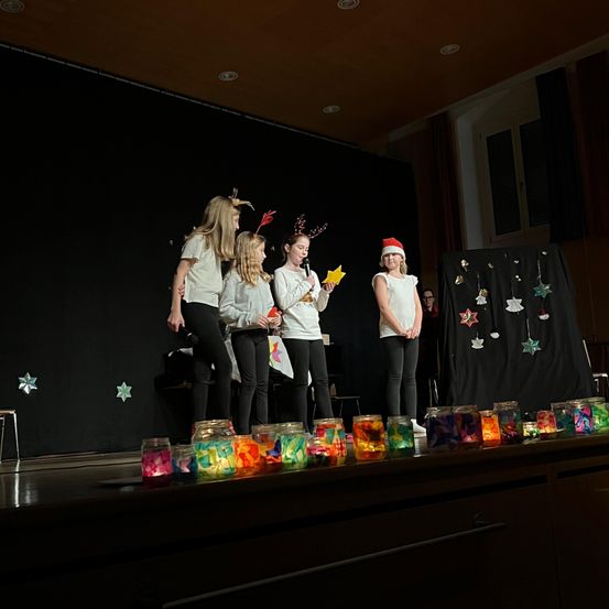 Bild enthält, Stage, Person, Adult, Female, Woman