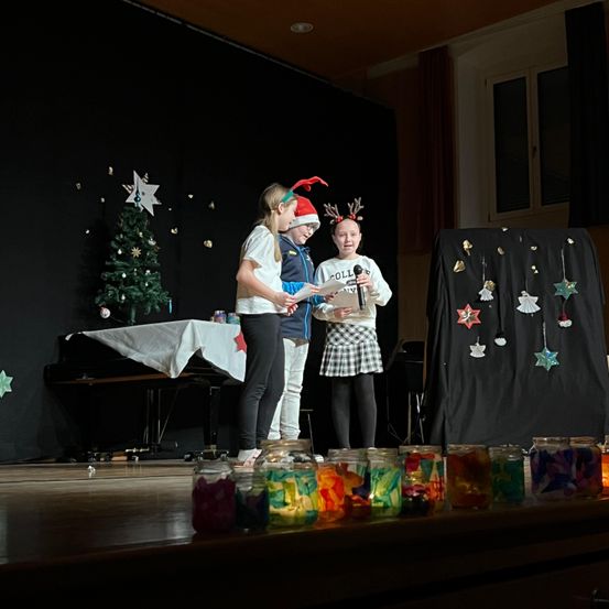 Bild enthält, Person, Photography, Portrait, Lighting, Potted Plant, Dress, Stage, Adult, Female, Woman