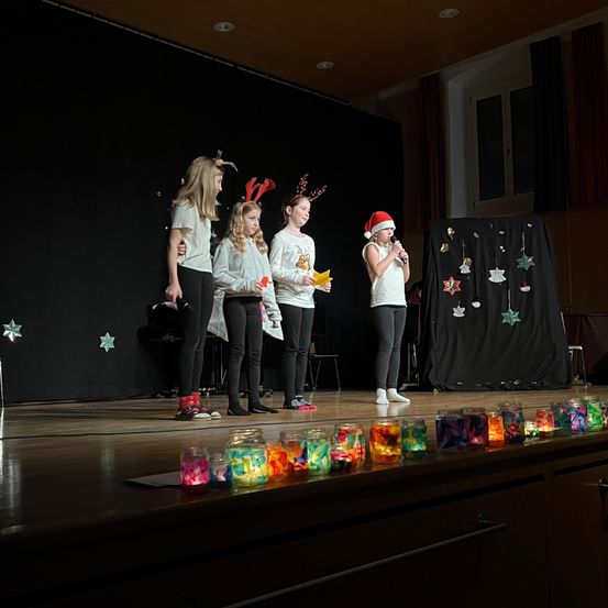 Bild enthält, Person, Adult, Female, Woman, Dancing, Leisure Activities, Footwear, Shoe, Urban, Stage