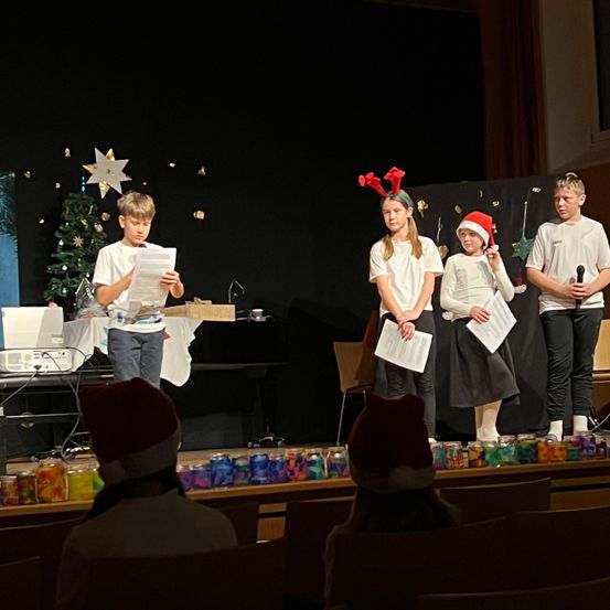 Bild enthält, Boy, Male, Person, Teen, Adult, Female, Woman, People, Child, Man