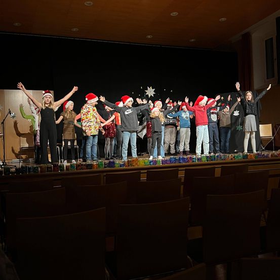 Bild enthält, Stage, Adult, Female, Person, Woman, People, Hat, Lighting, Urban, Concert