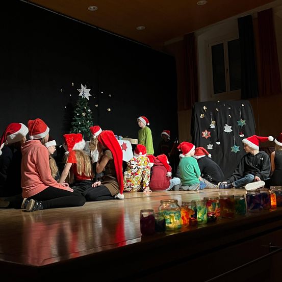 Bild enthält, Festival, Person, Glove, Shoe, Christmas, Adult, Female, Woman, Baby, Hat