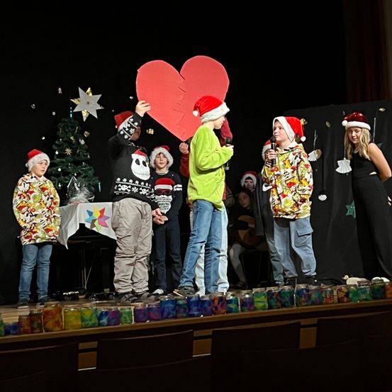 Bild enthält, Adult, Female, Person, Woman, Pants, Photography, Portrait, Shoe, Hat, Helmet