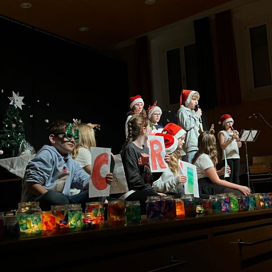 Bild enthält, Adult, Female, Person, Woman, Microphone, People, Hat, Glasses, Portrait, Festival