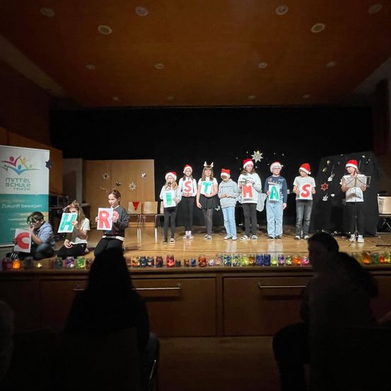 Bild enthält, People, Person, Adult, Female, Woman, Stage, Group Performance, Shoe, Crowd, Man