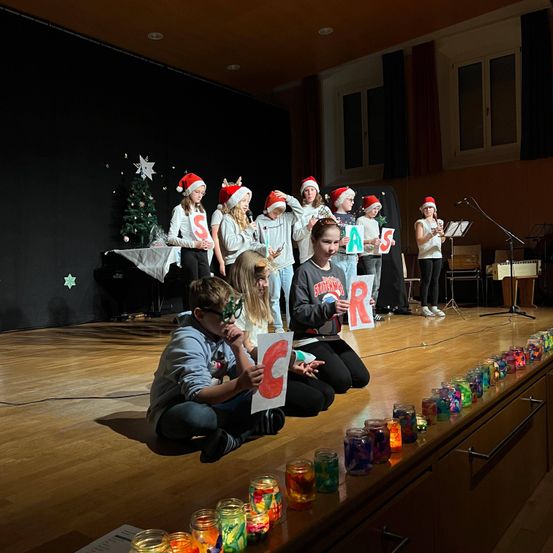 Bild enthält, People, Person, Boy, Child, Male, Celebrating, Floor, Microphone, Wood, Festival