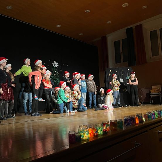 Bild enthält, Adult, Female, Person, Woman, Child, Girl, Festival, Male, Man, People