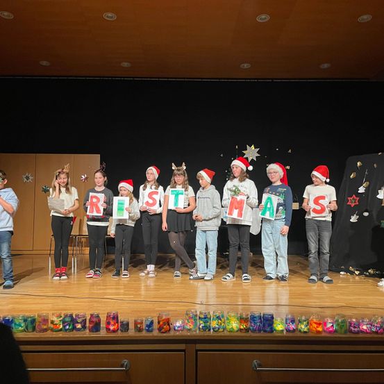 Bild enthält, Stage, People, Person, Group Performance, Crowd, Dancing, Lighting, Face, Jeans, Pants