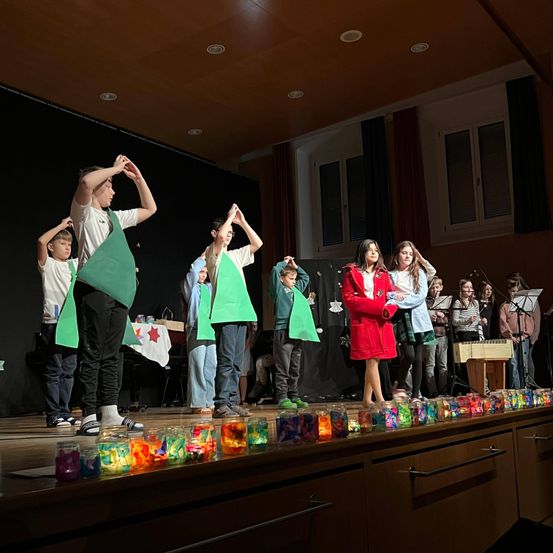 Bild enthält, People, Person, Adult, Female, Woman, Celebrating, Urban, Footwear, Shoe, Dancing