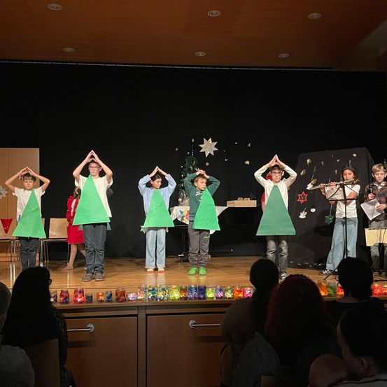 Bild enthält, Adult, Female, Person, Woman, Dancing, Shoe, Boy, Child, Male, Chair