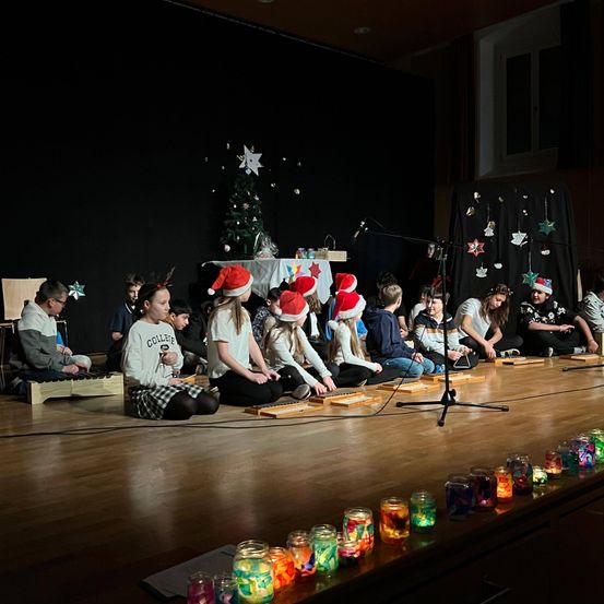 Bild enthält, Adult, Female, Person, Woman, Boy, Child, Male, Man, Festival, Girl