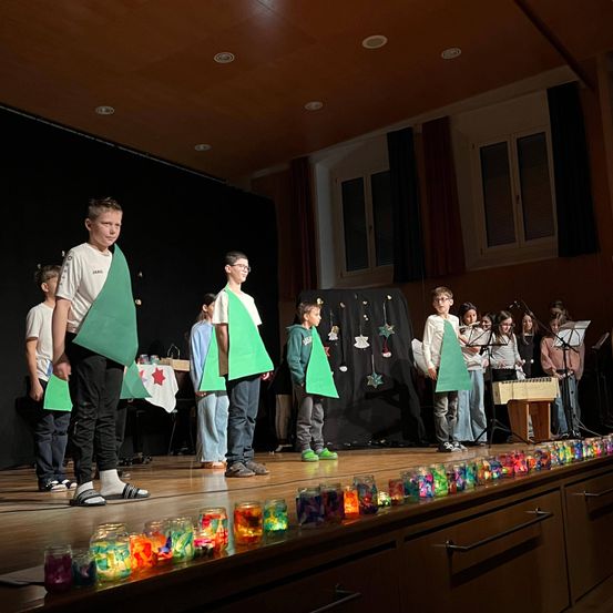 Bild enthält, Person, Adult, Male, Man, Clothing, Footwear, Shoe, People, Urban