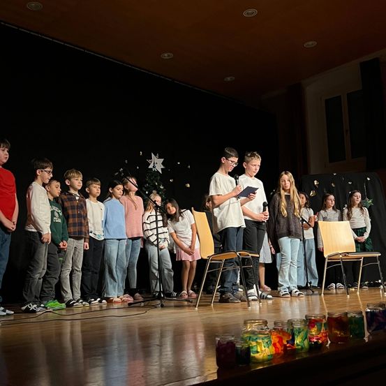 Bild enthält, Stage, Clothing, Pants, People, Person, Urban, Crowd, Shoe, Glasses, Groupshot