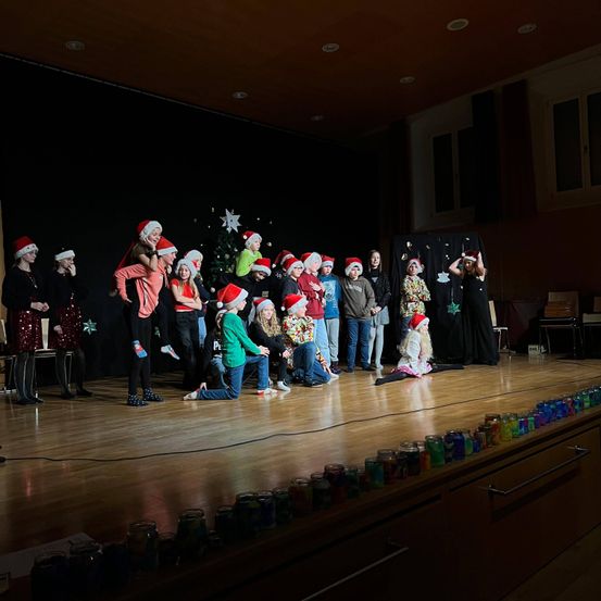 Bild enthält, Stage, Floor, Flooring, Hardwood, Wood, Adult, Female, Person, Woman, People