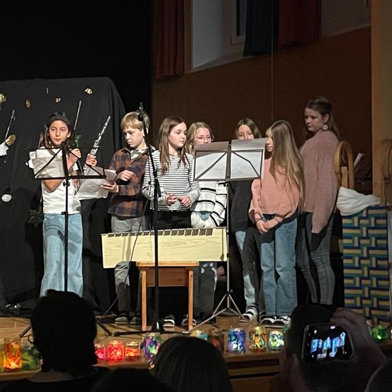 Bild enthält, Stage, Group Performance, Person, Adult, Female, Woman, Concert, Music Band, Musician, Jeans