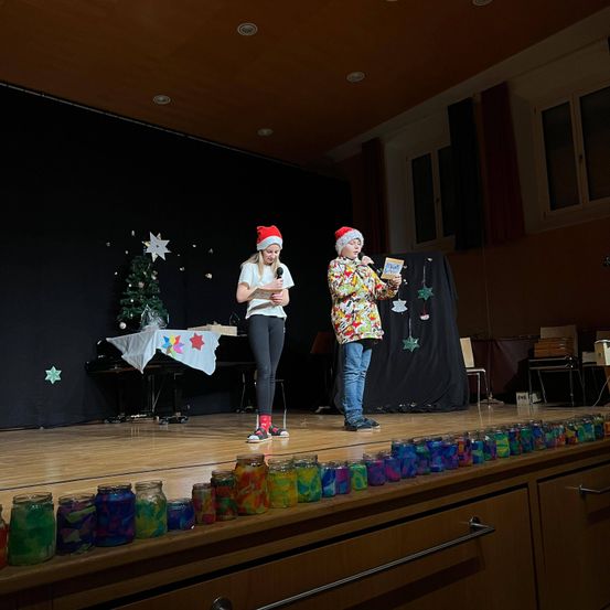 Bild enthält, Lighting, Pants, Stage, Adult, Female, Person, Woman, Hat, Chair, Interior Design