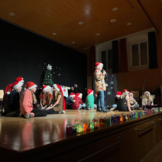 Bild enthält, Person, Festival, Electrical Device, Microphone, Adult, Female, Woman, Shoe, Christmas, Santa Claus